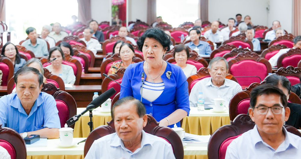 Đại biểu đóng góp dự thảo văn kiện. Ảnh Xuân Tươi