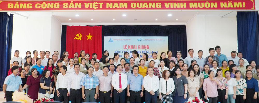 Lãnh đạo Sở GD-ĐT, đại biểu và giáo viên chụp ảnh lưu niệm tại lễ khai giảng.