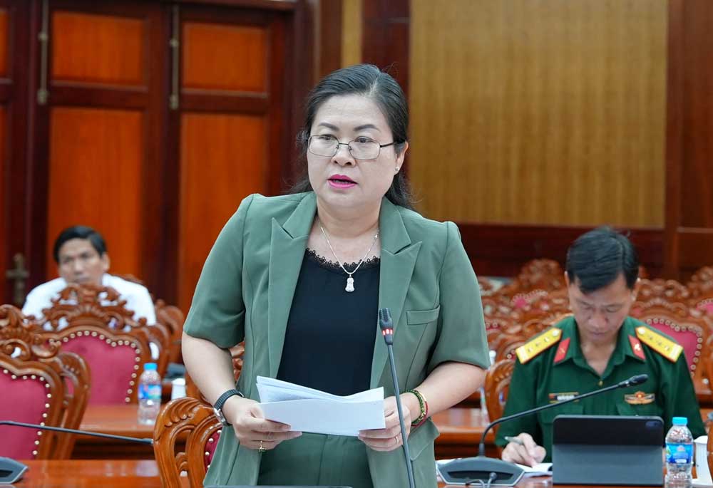 Đồng chí Nguyễn Thị Minh Trang- Ủy viên Thường vụ Tỉnh ủy, Trưởng Ban Tuyên giáo và Dân vận Tỉnh ủy báo cáo tổng hợp, tiếp thu, giải trình ý kiến đóng góp Dự thảo (lần 3) Báo cáo chính trị trình Đại hội Đảng bộ tỉnh. 