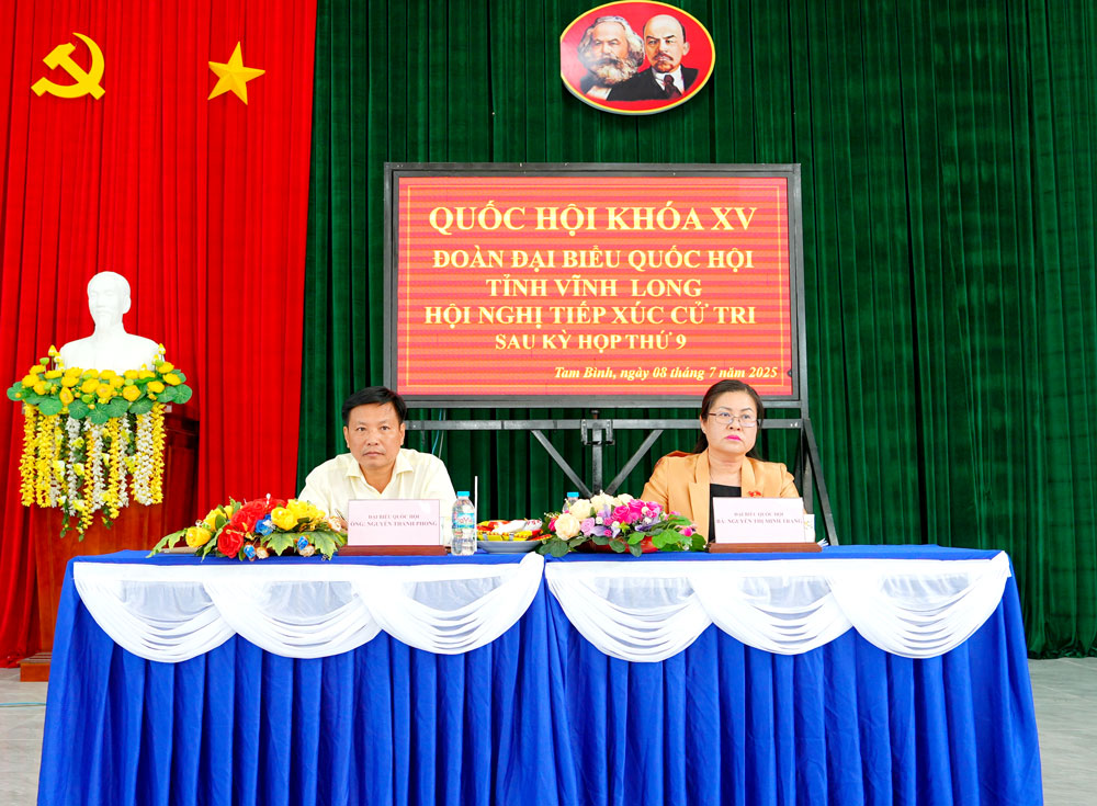 Các vị đại biểu Quốc hội ghi nhận ý kiến kiến nghị của cử tri.