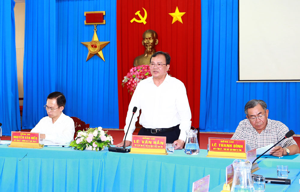 Đồng chí Lê Văn Hẳn- Phó Bí thư Tỉnh ủy, Chủ tịch Ủy ban MTTQ Việt Nam tỉnh phát biểu chỉ đạo tại buổi làm việc.