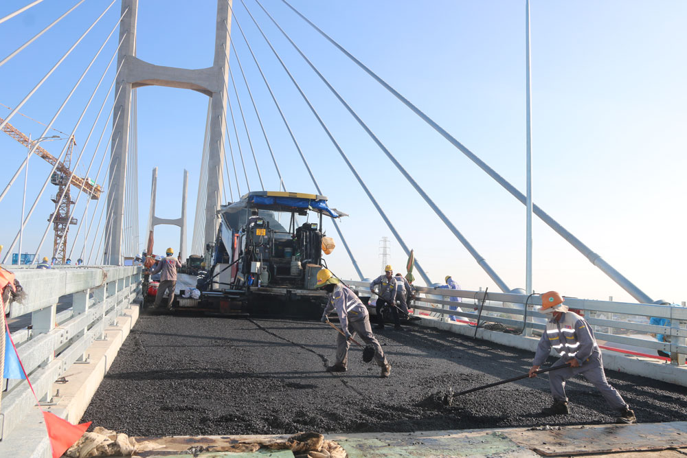 Thảm bê-tông nhựa nóng mặt cầu chính cầu Rạch Miễu 2 sáng ngày 12/7/2025 (ảnh: T.Thảo).