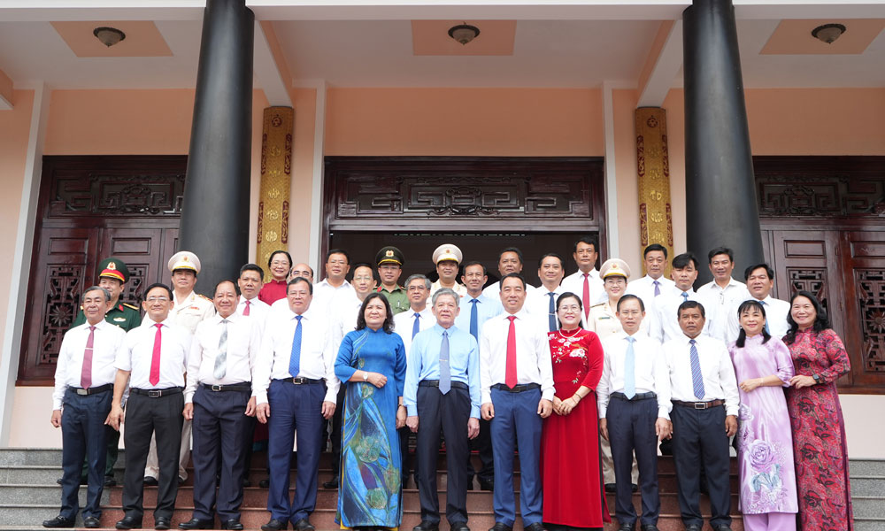 Đoàn lãnh đạo tỉnh Vĩnh Long chụp ảnh lưu niệm tại Khu tưởng niệm Chủ tịch Hội đồng Bộ trưởng Phạm Hùng.