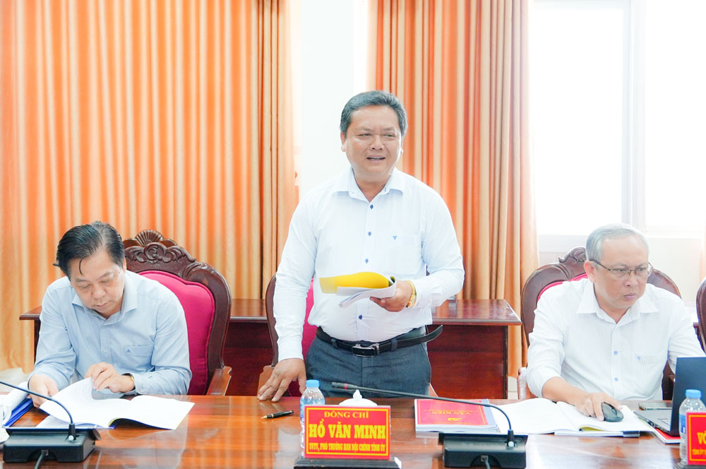 Thành viên Tổ Công tác số 3 đóng góp dự thảo văn kiện.