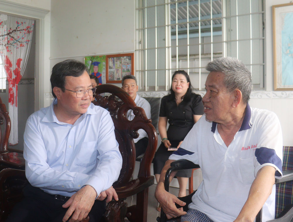 Đoàn công tác đến thăm và tặng quà tri ân gia đình ông Nguyễn Văn Hai.