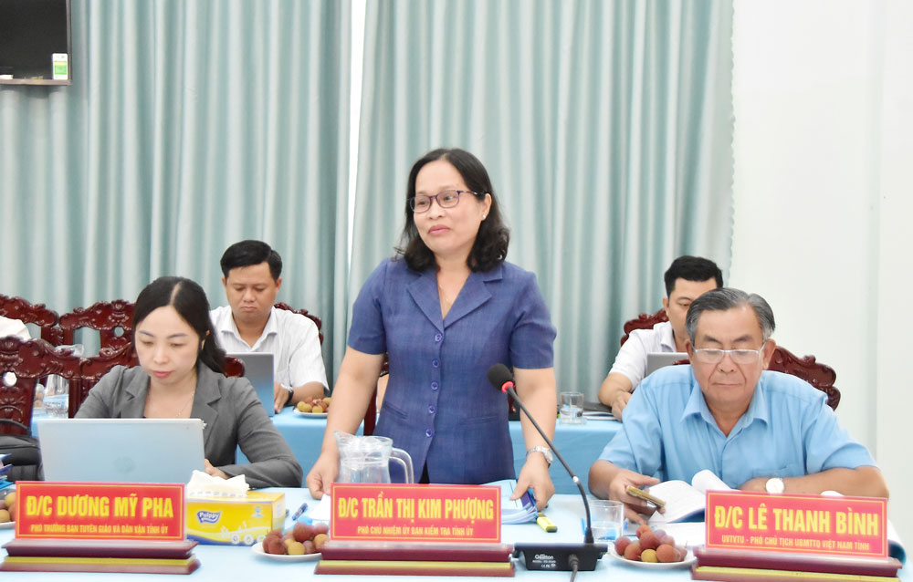 Đồng chí Trần Thị Kim Phượng- Phó Chủ nhiệm Ủy ban Kiểm tra Tỉnh ủy góp ý văn kiện cần điều chỉnh chỉ tiêu phát triển kinh tế - xã hội.