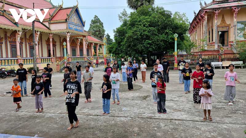 Có khá đông các em đến tham gia lớp học múa