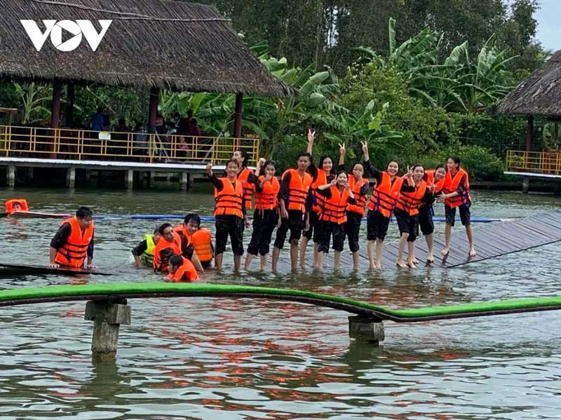 Du khách vui chơi tại điểm du lịch Hương Tràm, xã Khánh An