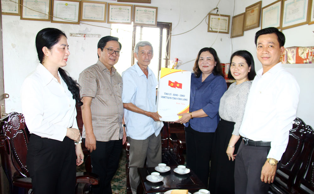 Đoàn công tác thăm hỏi và tặng quà thương binh Phan Quốc Phục.