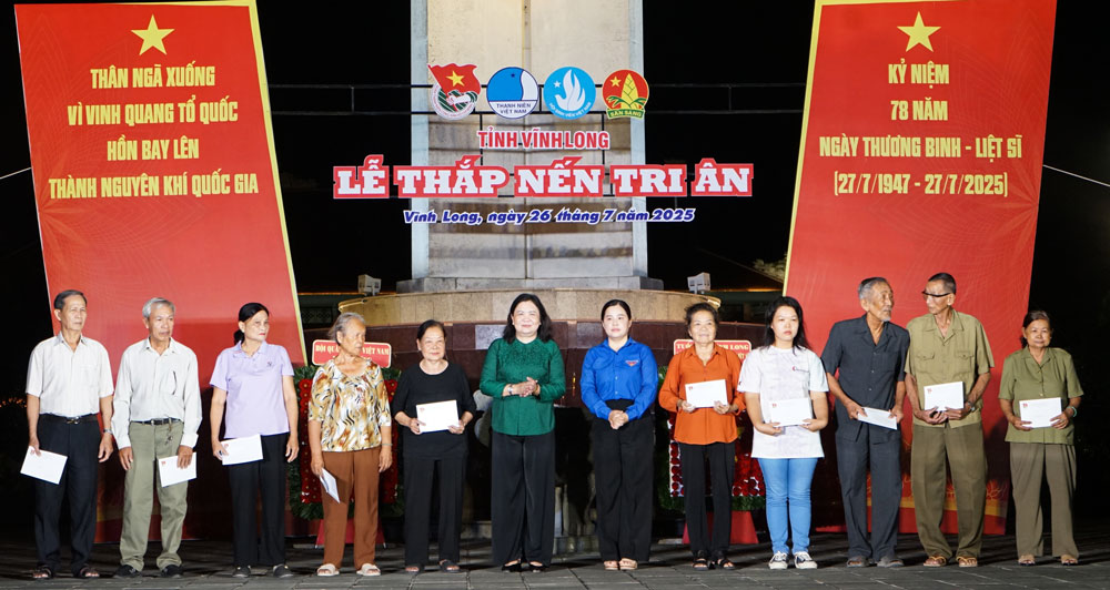  Phó Bí thư Thường trực Tỉnh ủy- Hồ Thị Hoàng Yến và Phó Bí thư Tỉnh Đoàn- Võ Thị Phương Diệu tặng quà cho các gia đình chính sách.
