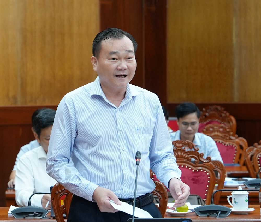 Đồng chí Nguyễn Minh Dũng- Phó Bí thư Tỉnh ủy, Chủ tịch HĐND tỉnh đóng góp dự thảo báo cáo chính trị. 