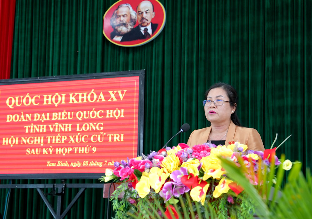 Đại biểu Quốc hội Nguyễn Thị Minh Trang giải trình làm rõ những vấn đề cử tri quan tâm. 