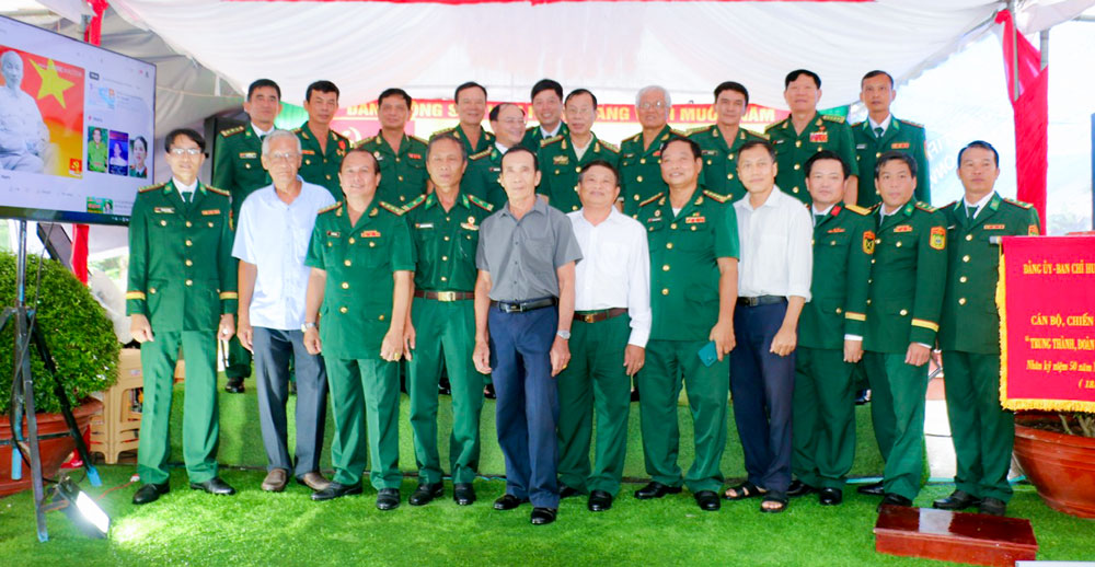 Đại biểu chụp ảnh lưu niệm sau buổi họp mặt.