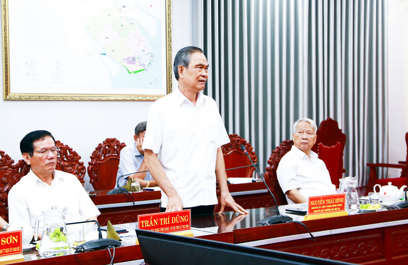 Đồng chí Nguyễn Thái Bình- nguyên Ủy viên Ban Chấp hành Trung ương Đảng, nguyên Bộ trưởng Bộ Nội vụ đóng góp ý kiến.