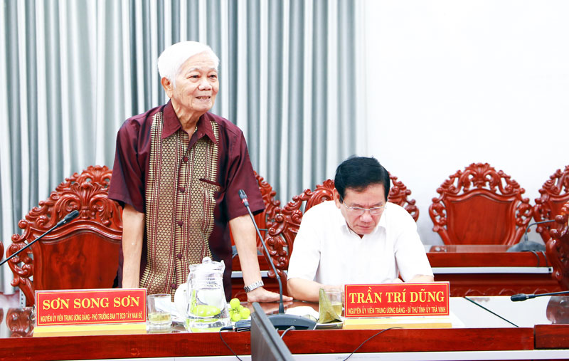 Đồng chí Sơn Song Sơn- nguyên Ủy viên Ban Chấp hành Trung ương Đảng, nguyên Phó Trưởng ban Thường trực Ban Chỉ đạo Tây Nam Bộ đóng góp ý kiến.