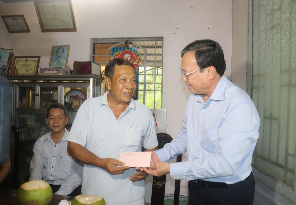  Đồng chí Lê Văn Hẳn- Phó Bí thư Tỉnh ủy, Chủ tịch Ủy ban MTTQ Việt Nam tỉnh cùng đoàn công tác đến thăm và tặng quà tri ân gia đình Nguyễn Văn Một.