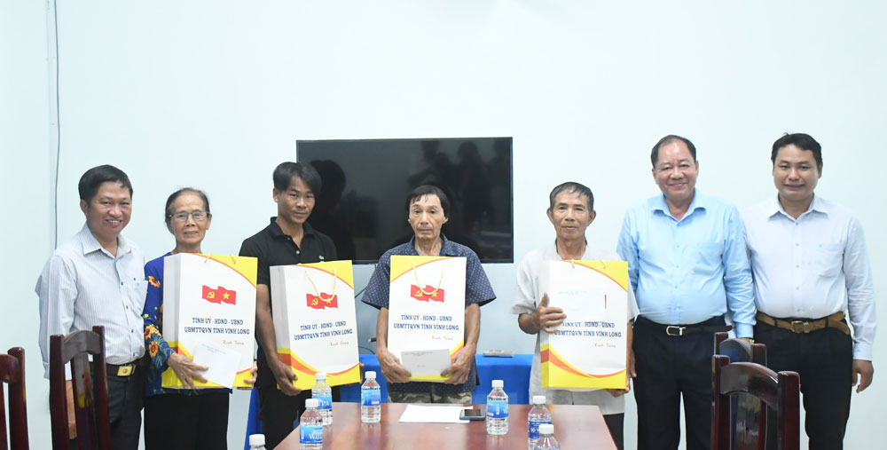 Đồng chí Lê Thanh Vân- Ủy viên Ban Thường vụ Tỉnh ủy, Trưởng Ban Nội chính Tỉnh ủy trao tặng quà cho các hộ gia đình chính sách tại xã Hương Mỹ. Ảnh Cẩm Trúc