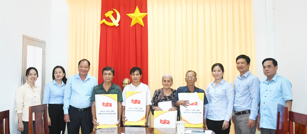 Đồng chí Lê Thanh Vân- Ủy viên Ban Thường vụ Tỉnh ủy, Trưởng Ban Nội chính Tỉnh ủy trao tặng quà cho 4 hộ gia đình chính sách tại xã Quới Điền. Ảnh Cẩm Trúc