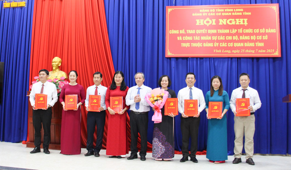 Đồng chí Lê Chí Thanh- Phó Bí thư Đảng ủy Các cơ quan Đảng tỉnh trao quyết định cho Đảng bộ cơ sở Văn phòng Tỉnh ủy.