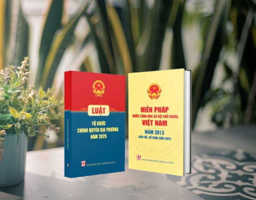 “Hiến pháp nước Cộng hòa xã hội chủ nghĩa Việt Nam năm 2013 (sửa đổi, bổ sung năm 2025)” và “Luật Tổ chức chính quyền địa phương năm 2025”- 2 cuốn sách cập nhật nhiều nội dung pháp lý quan trọng. Nguồn: Nhà xuất bản Chính trị Quốc gia Sự thật