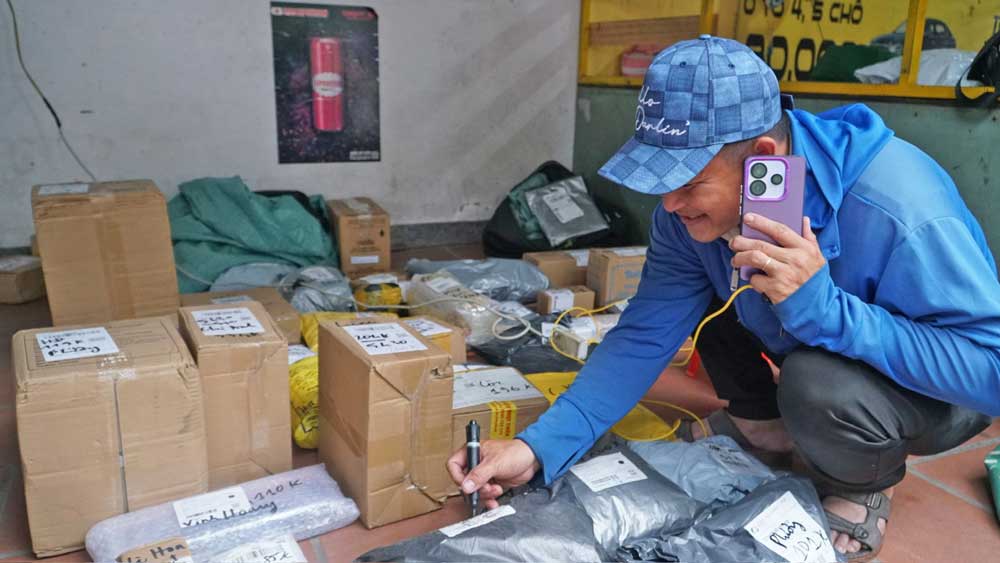 Anh Võ Thành Phương bận rộn gọi điện thoại xác nhận thời gian nhận hàng cùng khách.