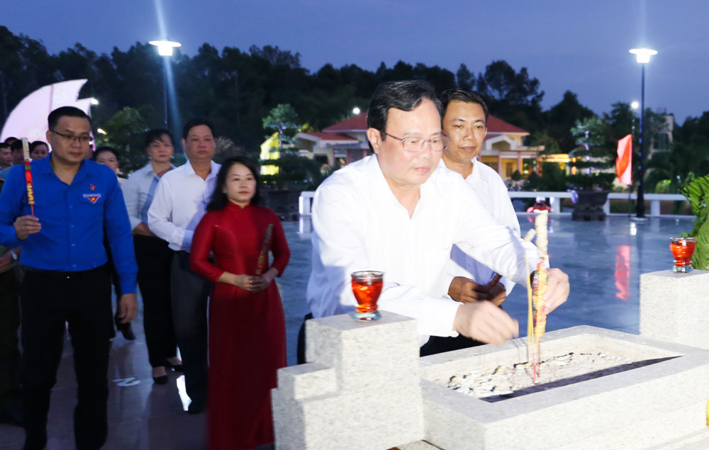 Đồng chí Lê Văn Hẳn thắp hương tại Đài tưởng niệm Nghĩa trang liệt sĩ tỉnh Trà Vinh (cũ).