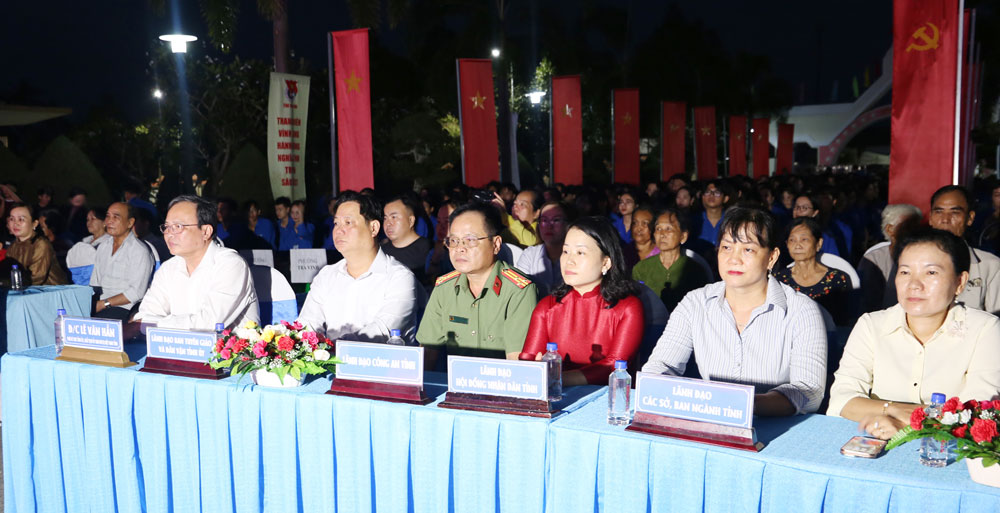 Đại biểu dự Lễ thắp nến tri ân tại Nghĩa trang liệt sĩ tỉnh Trà Vinh (cũ).