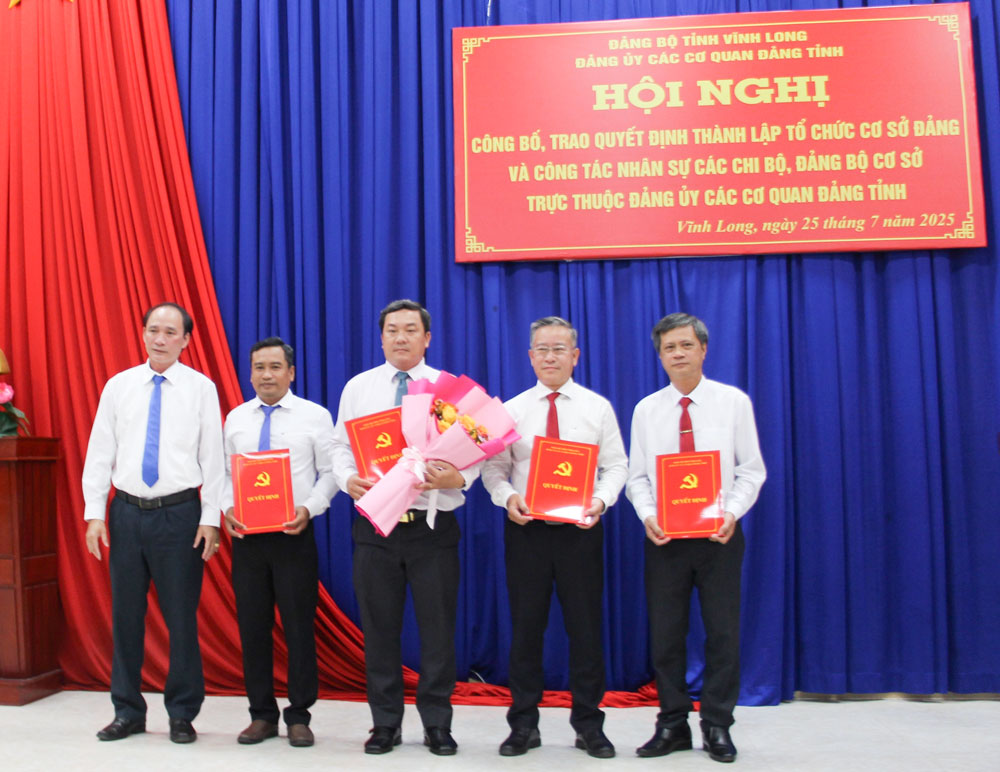 Đồng chí Trần Xuân Thiện- Tỉnh ủy viên, Phó Bí thư Đảng ủy Các cơ quan Đảng tỉnh trao quyết định cho Chi bộ cơ sở Ban Nội chính Tỉnh ủy.