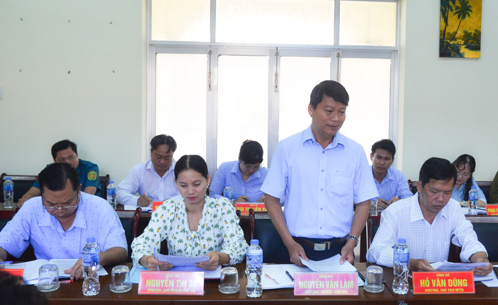 Đại diện xã Thạnh Phú trình bày báo cáo với đoàn công tác. 