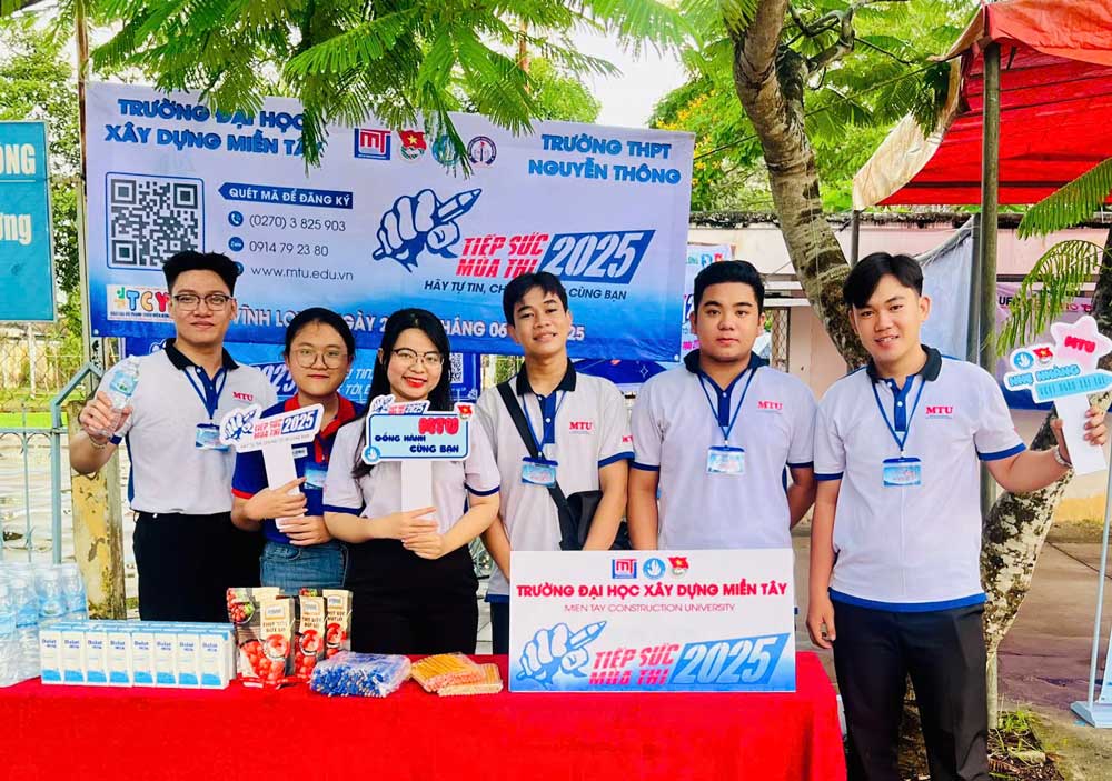Bạn Trần Phương Thanh (thứ ba từ trái sang) luôn “cháy hết mình” trong học tập và các hoạt động đoàn, hội.