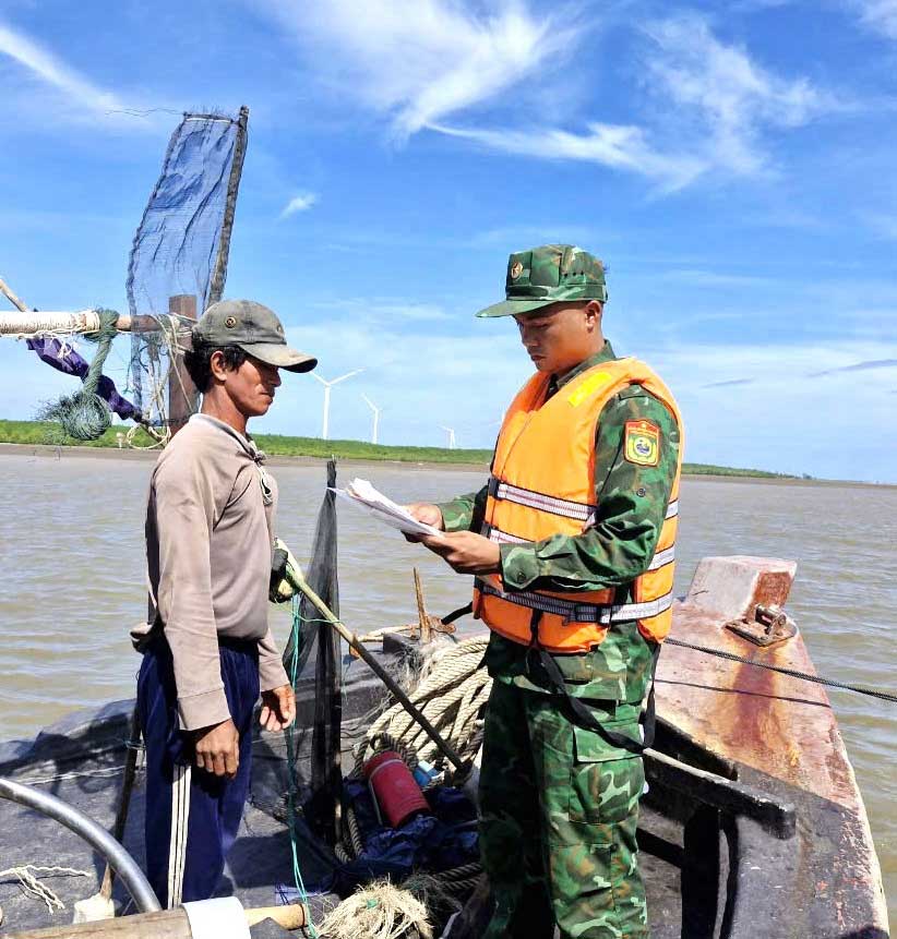 Lực lượng Bộ đội Biên phòng Vĩnh Long tham gia kiểm tra tàu đánh bắt cá của ngư dân. 