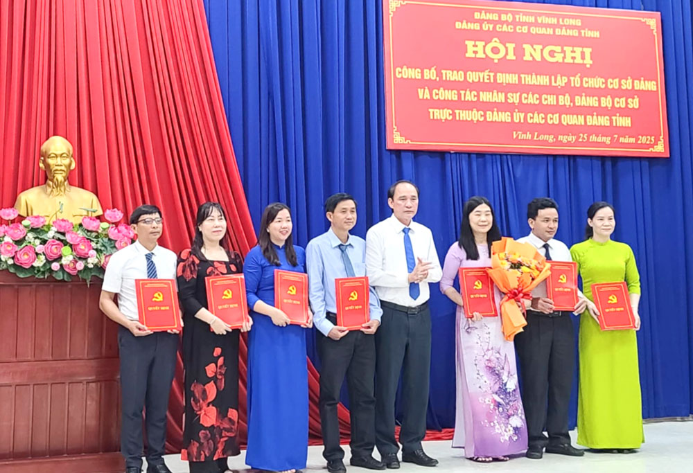 Đồng chí Trần Xuân Thiện- Tỉnh ủy viên, Phó Bí thư Đảng ủy Các cơ quan Đảng tỉnh trao quyết định cho Chi bộ cơ sở Cơ quan Ủy ban Kiểm tra Tỉnh ủy.