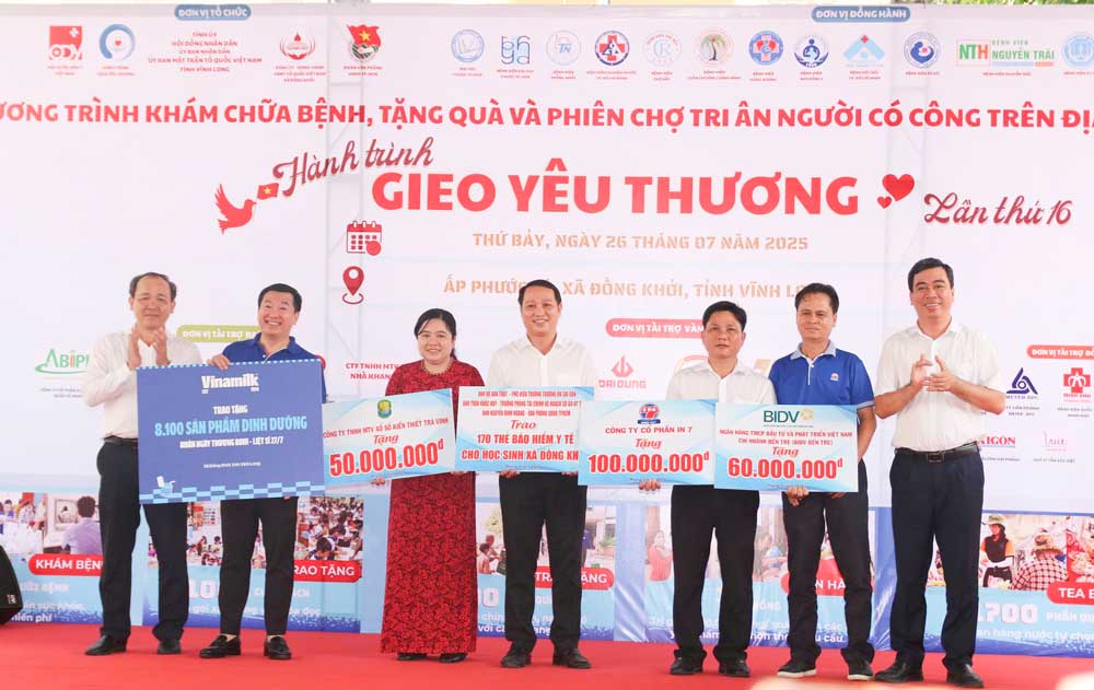 Đơn vị tài trợ trao bảng tượng trưng ủng hộ cho chương trình. 