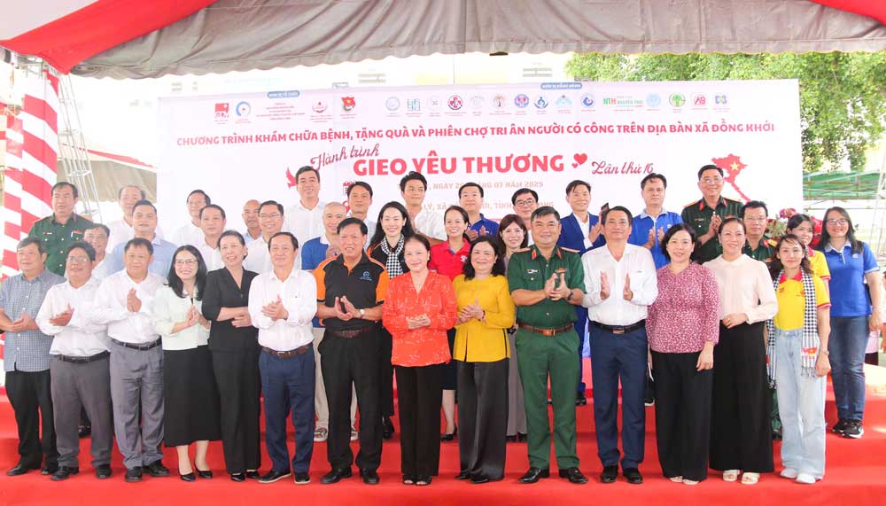 Các đại biểu chụp ảnh lưu niệm trong chương trình “Hành trình Gieo yêu thương lần thứ 16”. 
