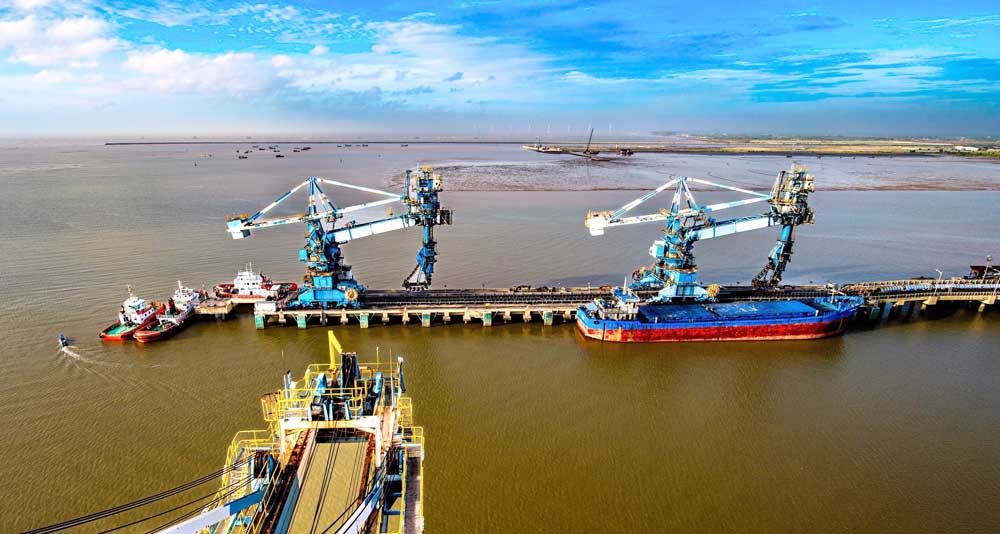 Việc hoàn thiện đồng bộ hạ tầng giao thông sẽ góp phần thúc đẩy kinh tế biển của tỉnh trong thời gian tới. Trong ảnh: Tàu biển cập cầu cảng Công ty Nhiệt điện Duyên Hải.