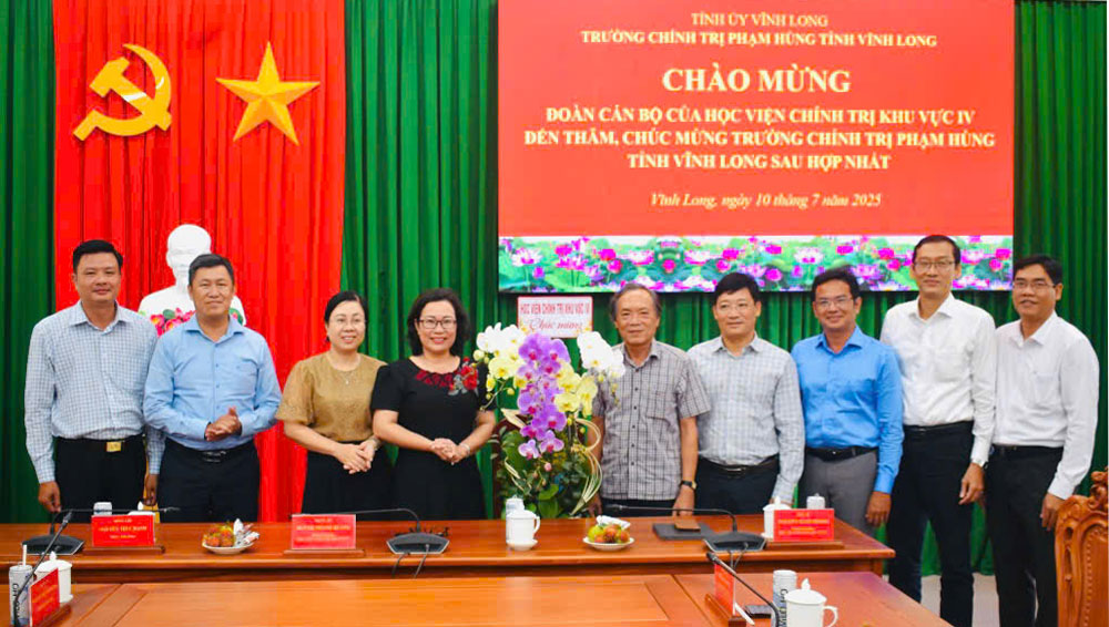 Đoàn công tác của Học viện Chính trị khu vực IV chụp ảnh lưu niệm với Ban Giám hiệu Trường Chính trị Phạm Hùng. Ảnh: Trọng Tính
