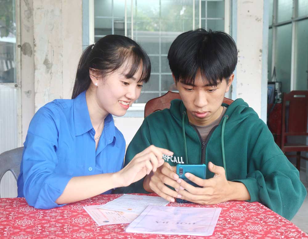 Bạn trẻ niềm nở hỗ trợ công dân đến thực hiện thủ tục hành chính tại Trung tâm Phục vụ hành chính công xã Bình Phước.
