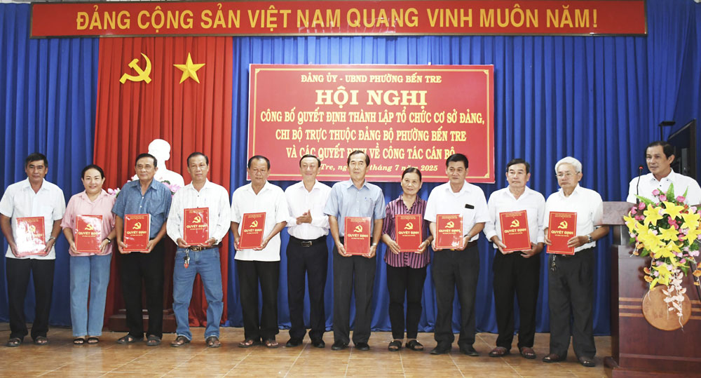 Bí thư Đảng ủy phường Bến Tre Châu Văn Bình trao quyết định tiếp nhận cán bộ, công chức các cơ quan tham mưu, giúp việc Đảng ủy.
