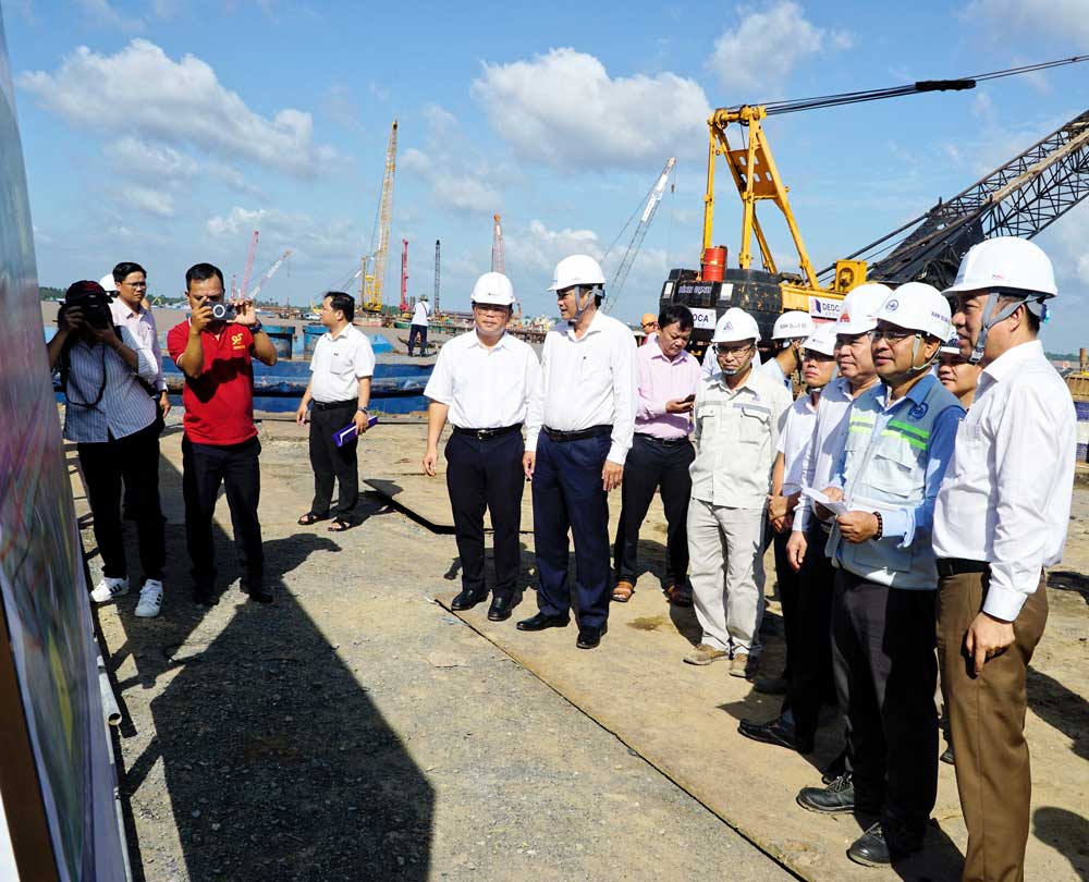 Phó Bí thư Tỉnh ủy, Chủ tịch UBND tỉnh- Lữ Quang Ngời kiểm tra tiến độ thi công cầu Đại Ngãi 1.