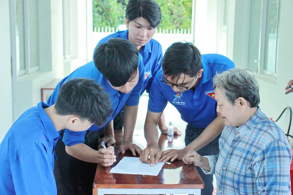 “Áo xanh” hăng hái tham gia đội hình thanh niên tình nguyện hỗ trợ vận hành chính quyền địa phương 2 cấp để được giúp dân.