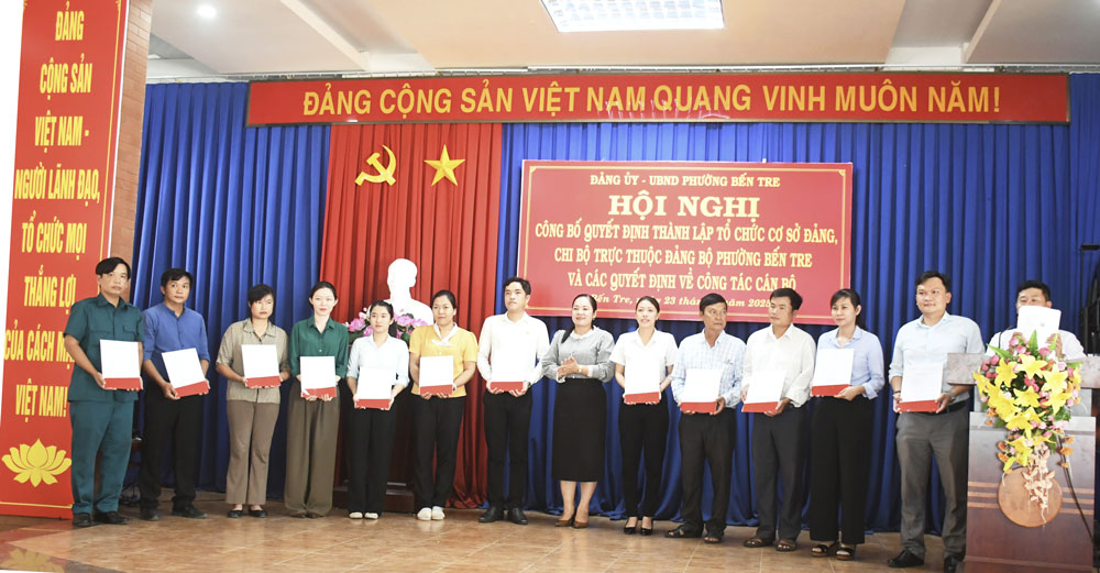 Bà Nguyễn Thị Thúy Hằng- Phó chủ tịch UBND phường Bến Tre trao quyết định tiếp nhận và bố trí tạm thời người hoạt động không chuyên trách.