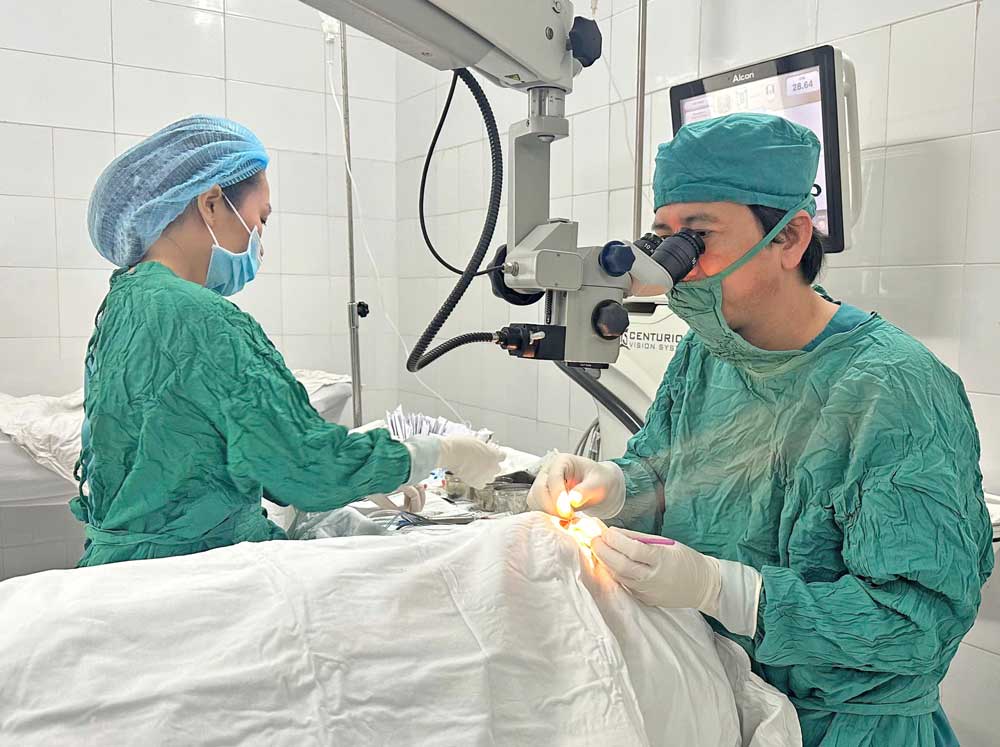 Các bác sĩ Bệnh viện Mắt Vĩnh Long phẫu thuật Phaco cho bệnh nhân đục thủy tinh thể.