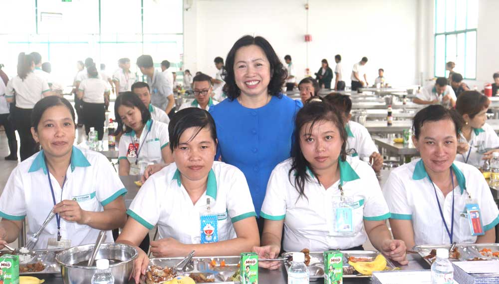 Bà Thái Thu Xương- Phó Chủ tịch Thường trực Tổng Liên đoàn Lao động Việt Nam thăm hỏi đoàn viên, người lao động Công ty TNHH Tỷ Xuân.