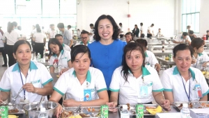 Ấm lòng với “Bữa cơm Công đoàn”