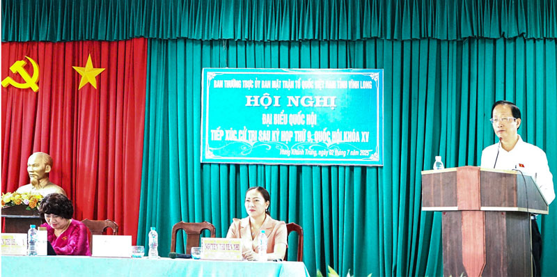 Ông Nguyễn Trúc Sơn- Ủy viên Ban Thường vụ Tỉnh ủy- Phó Chủ tịch UBND tỉnh Vĩnh Long tiếp xúc cử tri xã Hưng Khánh Trung.