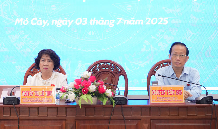 Đại biểu Quốc hội tiếp xúc cử tri tại xã Mỏ Cày, tỉnh Vĩnh Long. (Ảnh: Phương Thảo)