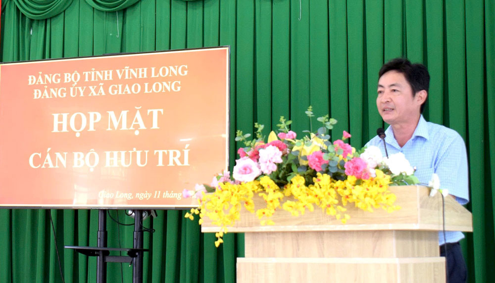 Đồng chí Phan Văn Lộc- Phó Bí thư Thường trực Đảng ủy xã Giao Long báo cáo kết quả bước đầu trong việc tổ chức, vận hành bộ máy chính quyền địa phương 2 cấp.