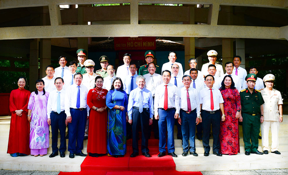 Lãnh đạo tỉnh đến đặt tràng hoa, thắp hương viếng Chủ tịch Hồ Chí Minh tại Khu di tích lịch sử Đền thờ Chủ tịch Hồ Chí Minh.