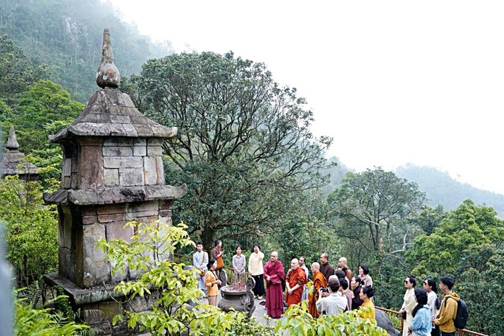 
Đoàn tỳ kheo Bhikkhu Bodhi dự Vesak 2025 tới thăm Tháp Phật hoàng, thuộc danh thắng Yên Tử (Quảng Ninh) - Ảnh: XUÂN CỪ