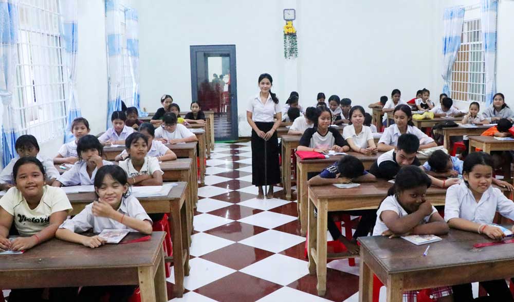 Giờ lên lớp của các em lớp 1 tại chùa Phnô Kom Put, xã Hưng Mỹ.